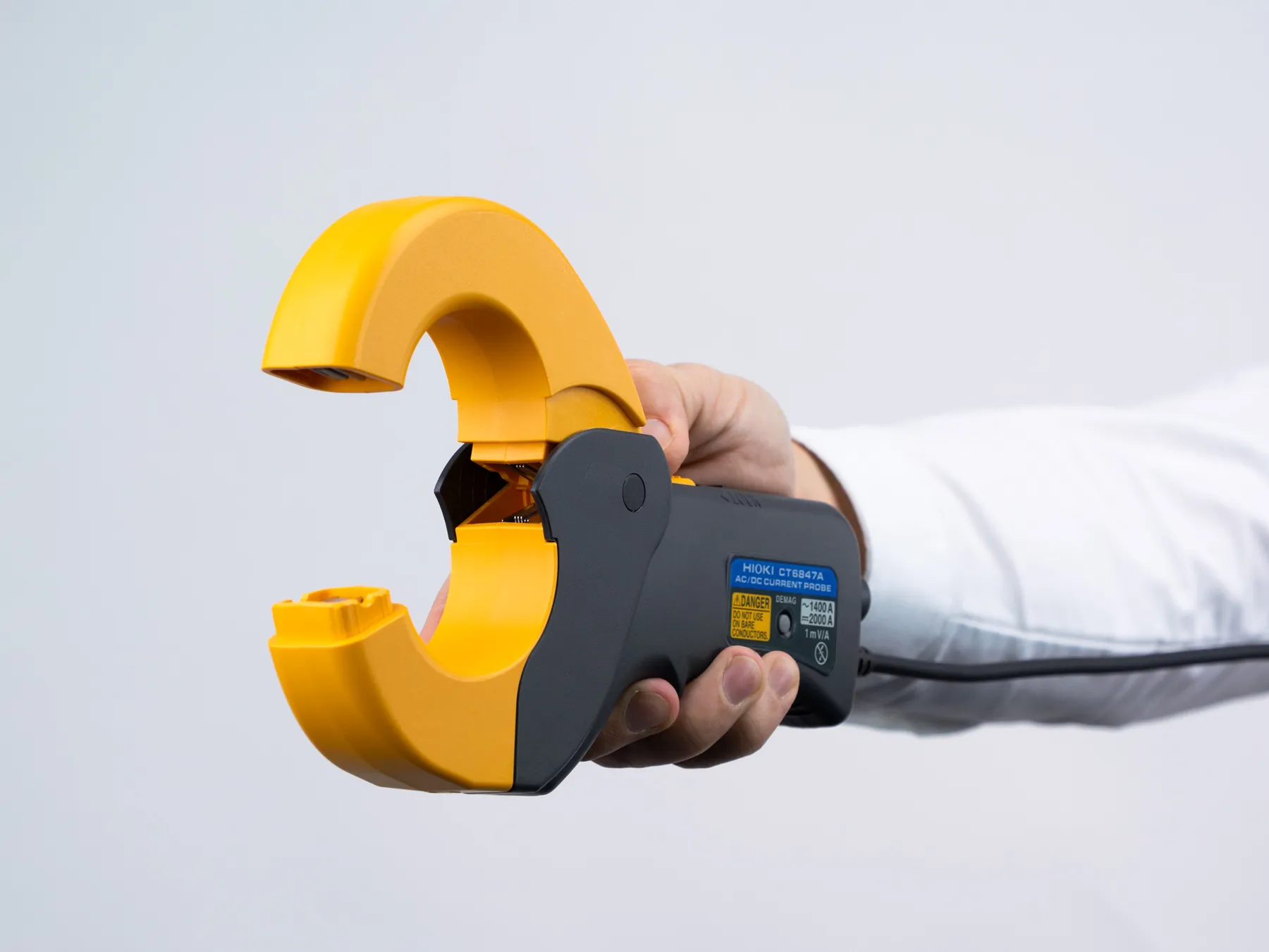 HIOKI CT6847A ac dc high accuracy current clamp 2000 a 70 khz maximum conductor diameter 50 mm