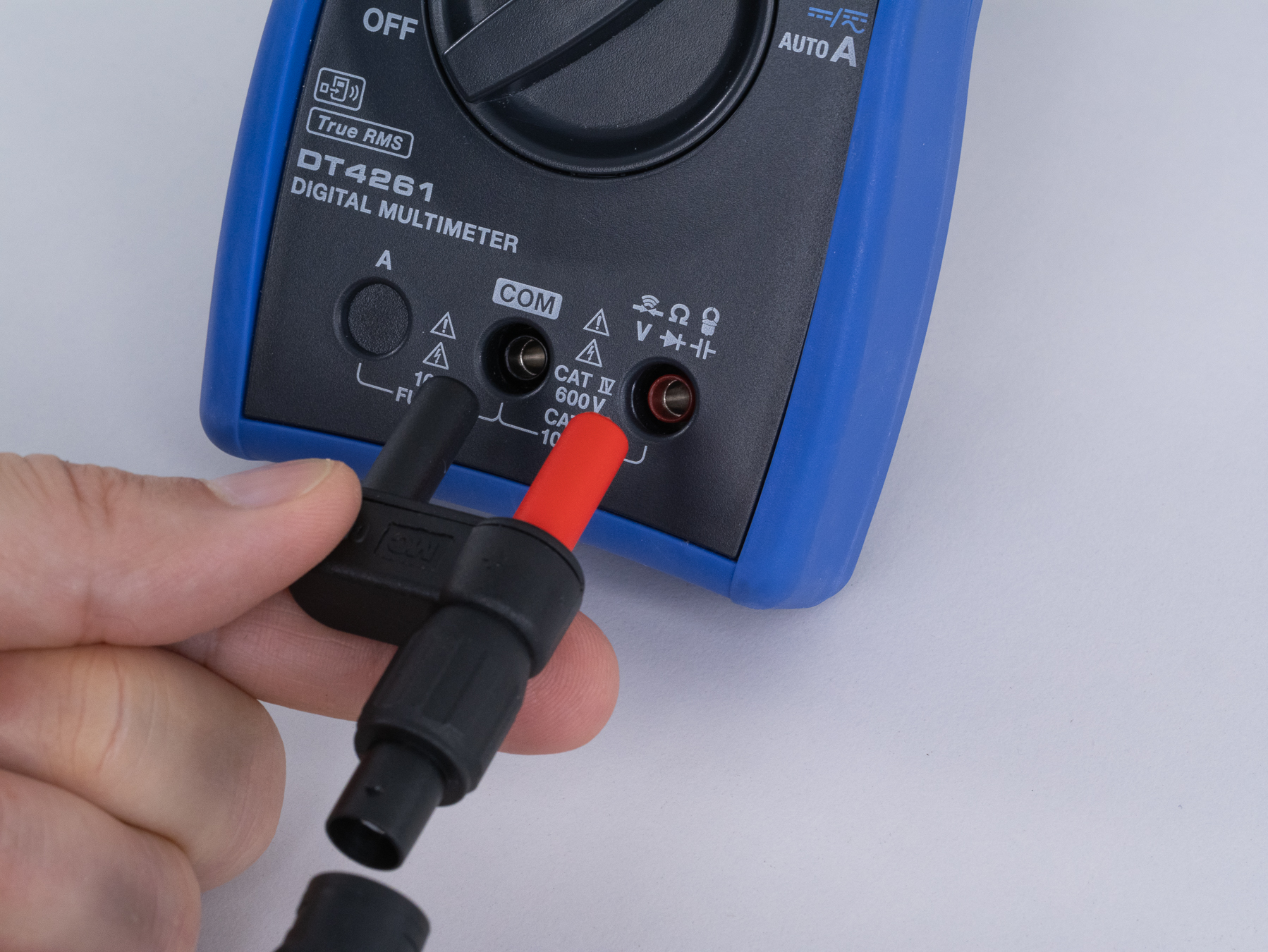 9704 - BNC Adapter, BNC Female to 2 × 4 mm Banana Plug, CAT III 600 V