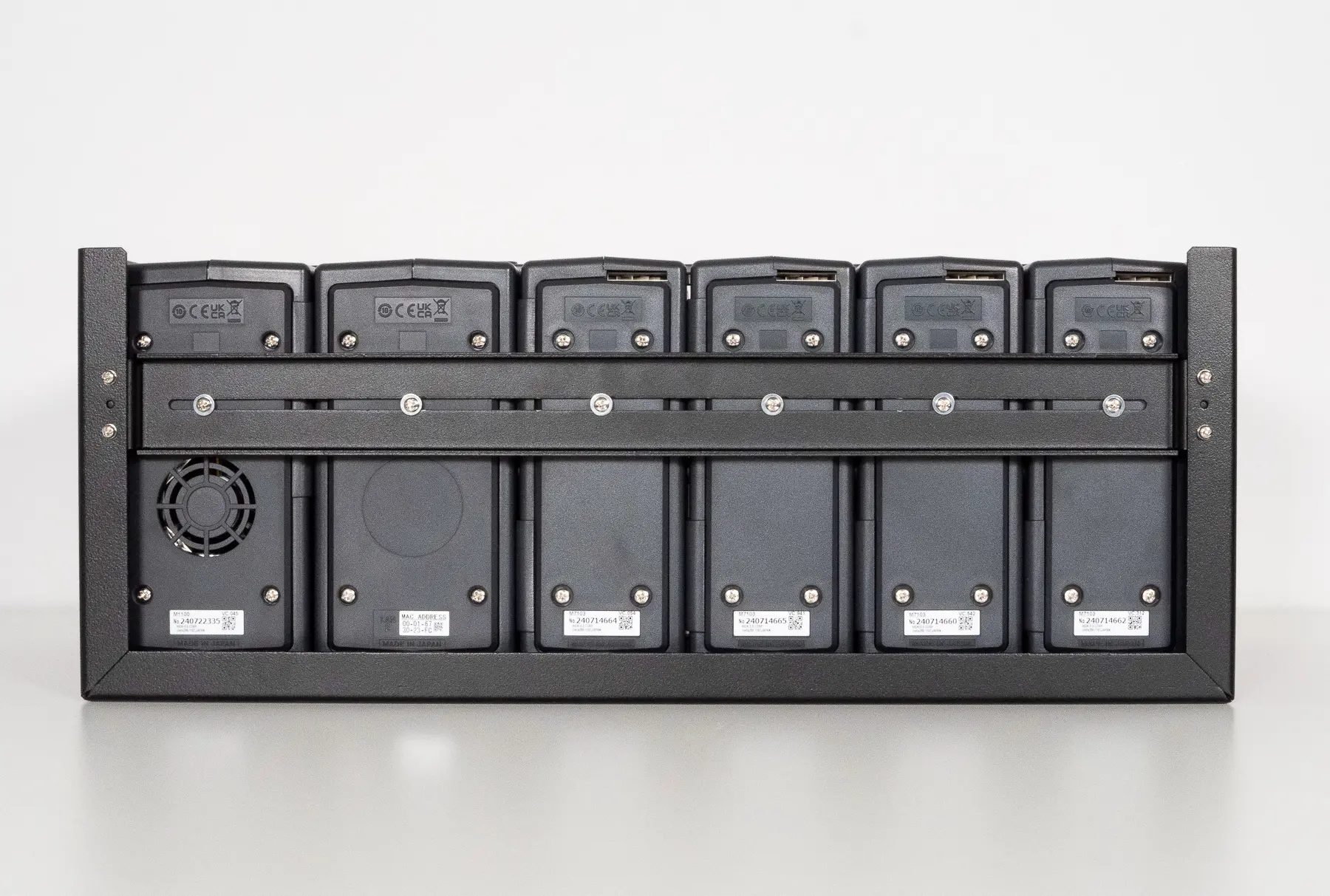 EU8100 - 19-inch rack-mount kit for LR8101 and LR8102 EU8100 - 19-inch rack-mount kit for LR8101 and LR8102