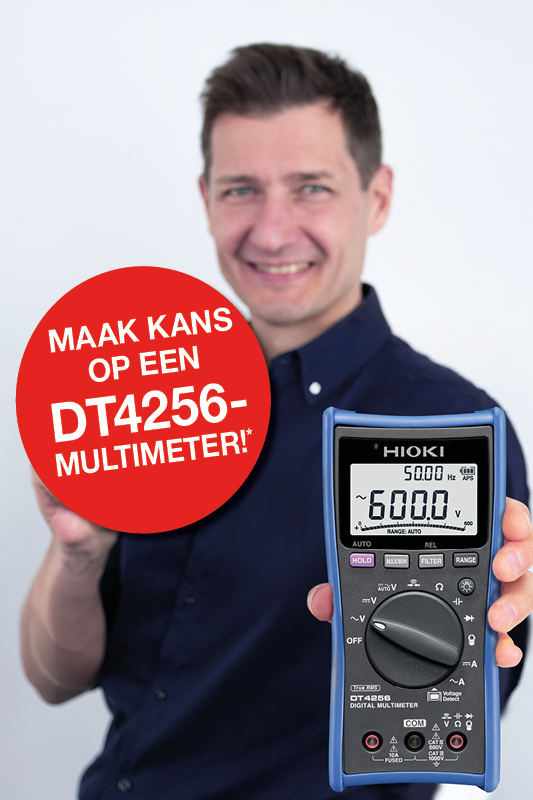 Person mit HIOKI Multimeter