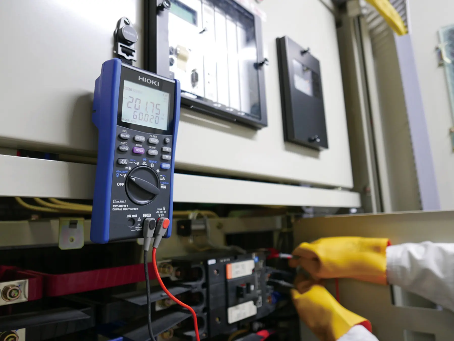 HIOKI DT4281 digital multimeter high precision 0 - 025 percent testing application