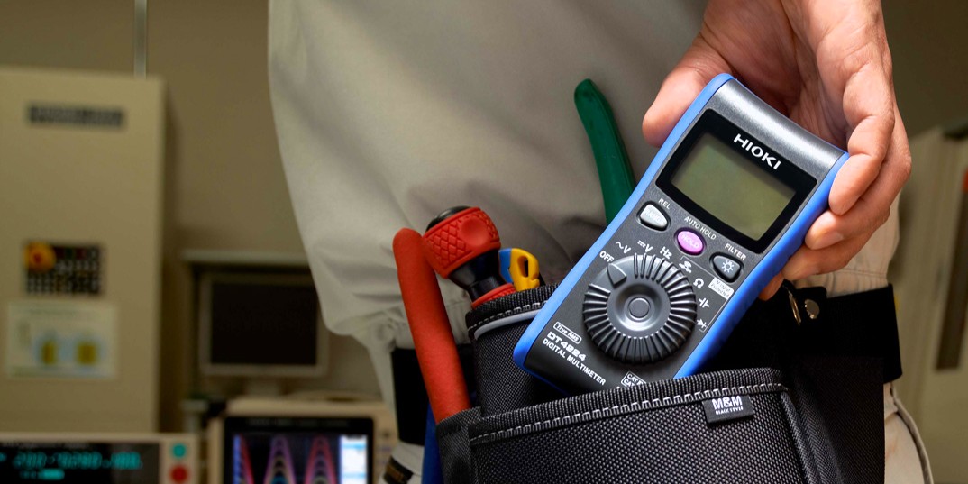 HIOKI DT4224 digital multimeter cat iii 600v cat iv 300v portable