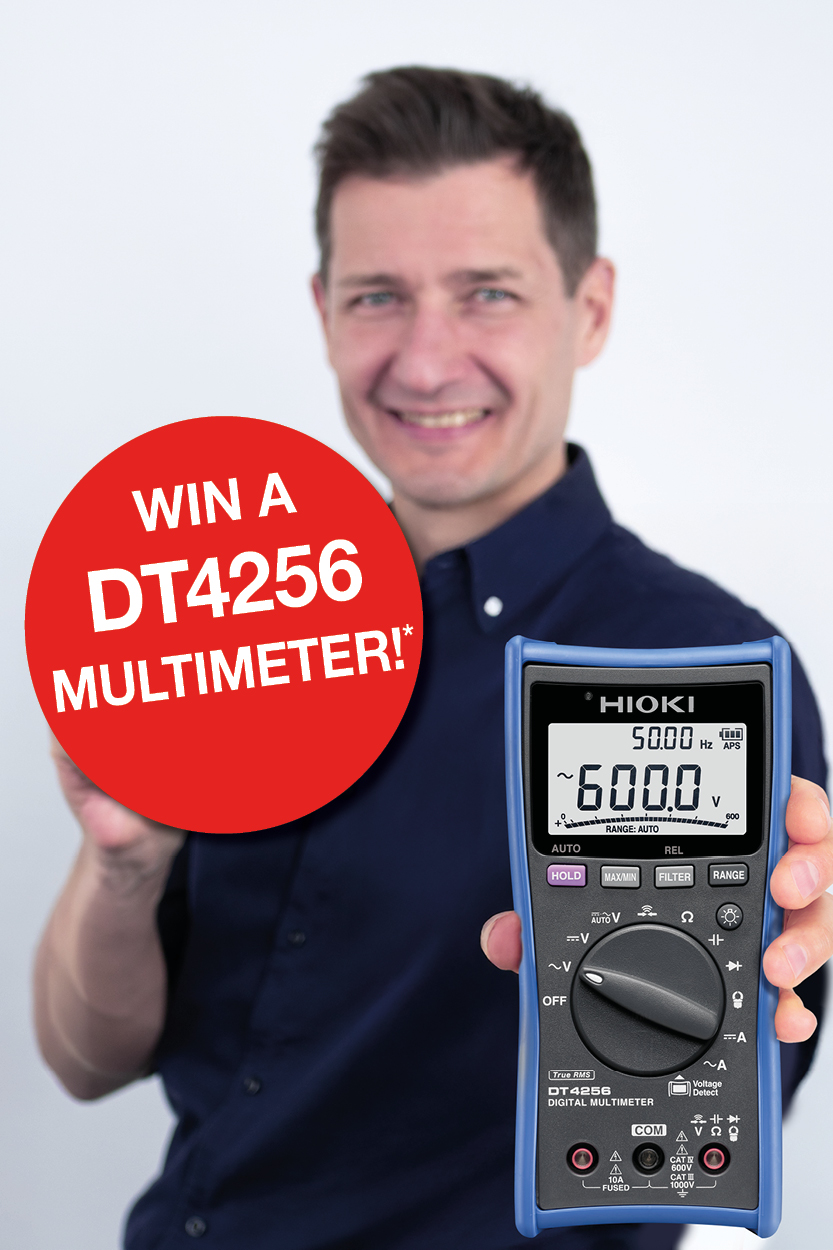 Person mit HIOKI Multimeter