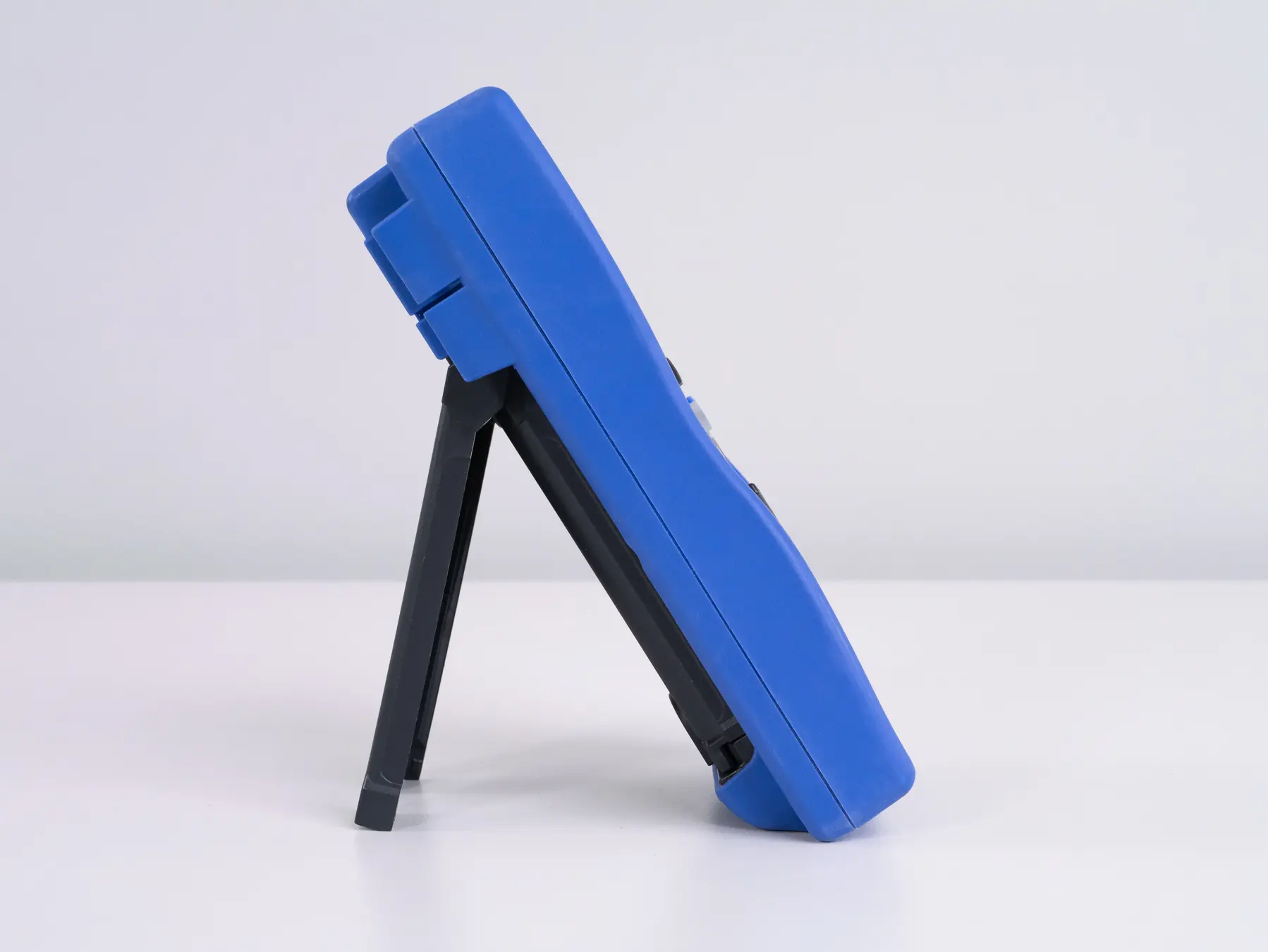 HIOKI DT4261 industrial digital multimeter for service and maintenance sideview