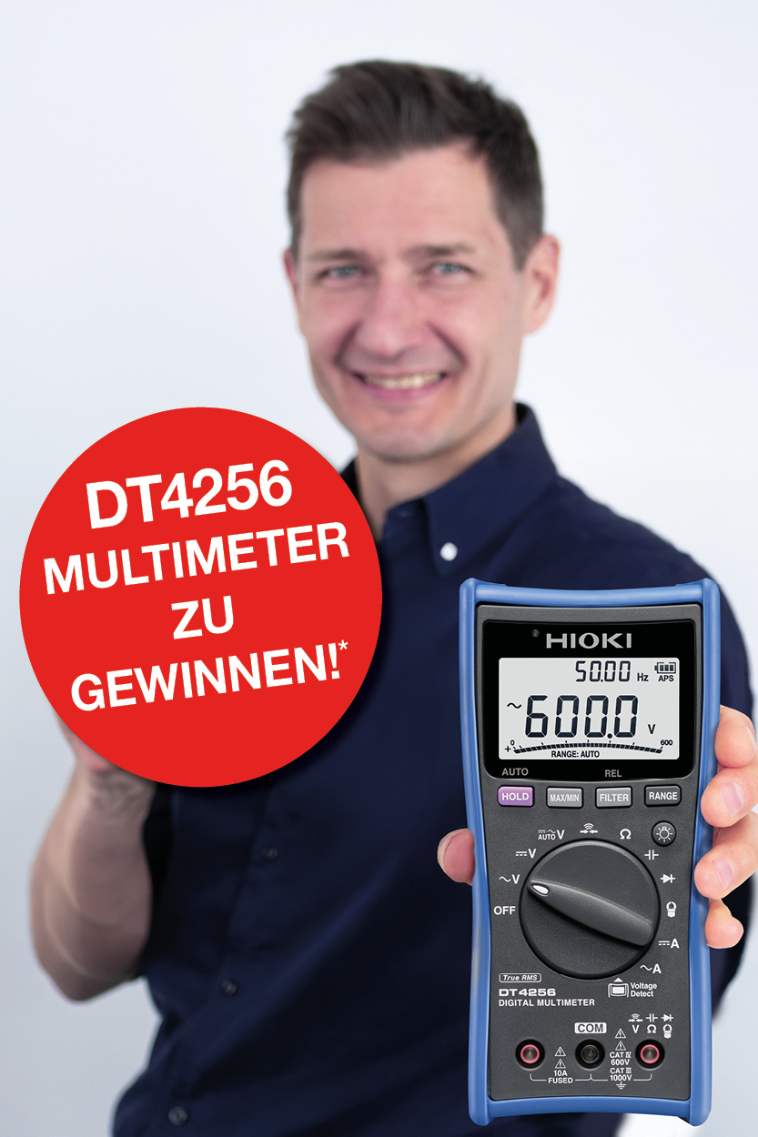 Person mit HIOKI Multimeter